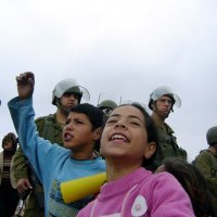 Palestinska djeca prosvjeduju ispred izraelskih vojnika na Zapadnoj obali