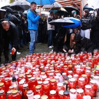 Građani pale svijeće nakon tragedije u Novom Mestu.