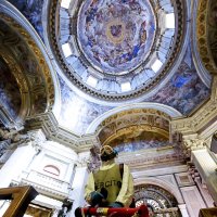 Dezinfekcija zbirke sv. Januarija u Napulju tijekom pandemije koronavirusa