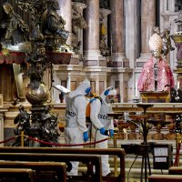 Dezinfekcija zbirke sv. Januarija u Napulju tijekom pandemije koronavirusa