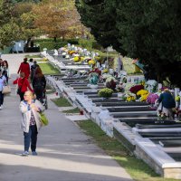 Građani diljem zemlje posjećivali su groblja za blagdan Svih Svetih