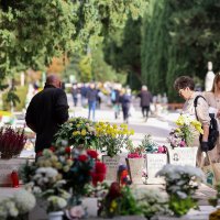 Građani diljem zemlje posjećivali su groblja za blagdan Svih Svetih