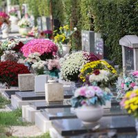 Građani diljem zemlje posjećivali su groblja za blagdan Svih Svetih