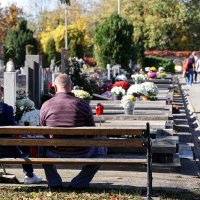Građani diljem zemlje posjećivali su groblja za blagdan Svih Svetih
