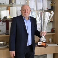 Zvonimir Viduka s peharom sajma inovacija INOVE