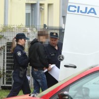 Privođenje tinejdžera koji su zapalili Vjesnik