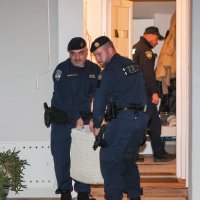 Iz kuće Andrije Mikulića za vrijeme pretresa policija iznosi razne predmete