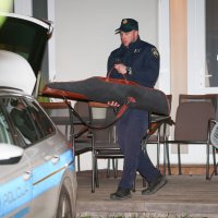 Iz kuće Andrije Mikulića za vrijeme pretresa policija iznosi razne predmete
