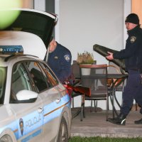 Iz kuće Andrije Mikulića za vrijeme pretresa policija iznosi razne predmete