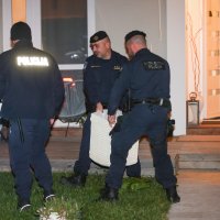 Iz kuće Andrije Mikulića za vrijeme pretresa policija iznosi razne predmete