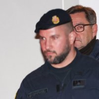 Izlazak Andrije Mikulića i inspektora iz kuće nakon opsežne pretrage