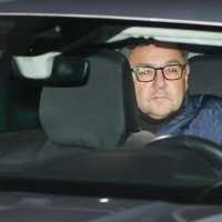 Izlazak Andrije Mikulića i inspektora iz kuće nakon opsežne pretrage