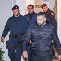 Izlazak Andrije Mikulića i inspektora iz kuće nakon opsežne pretrage