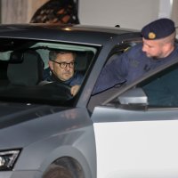 Izlazak Andrije Mikulića i inspektora iz kuće nakon opsežne pretrage