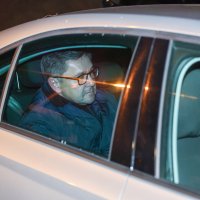 Izlazak Andrije Mikulića i inspektora iz kuće nakon opsežne pretrage