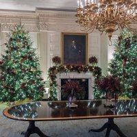 Bijela kuća blagdansko uređenje