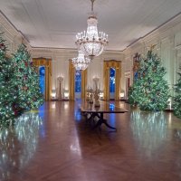 Bijela kuća blagdansko uređenje