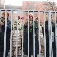 Performans sa ružama zastupnika ispred Sabora