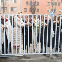 Performans sa ružama zastupnika ispred Sabora