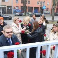 Performans sa ružama zastupnika ispred Sabora