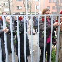 Performans sa ružama zastupnika ispred Sabora