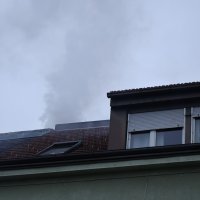 Zagreb: Vatrogasci gase požar koji je izbio na krovištu stambene zgrade u Metalčevoj ulici