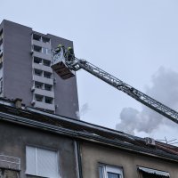 Zagreb: Vatrogasci gase požar koji je izbio na krovištu stambene zgrade u Metalčevoj ulici
