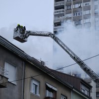 Zagreb: Vatrogasci gase požar koji je izbio na krovištu stambene zgrade u Metalčevoj ulici