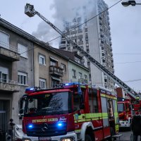 Zagreb: Vatrogasci gase požar koji je izbio na krovištu stambene zgrade u Metalčevoj ulici