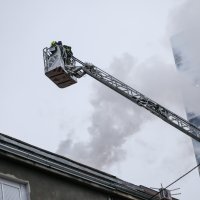 Zagreb: Vatrogasci gase požar koji je izbio na krovištu stambene zgrade u Metalčevoj ulici