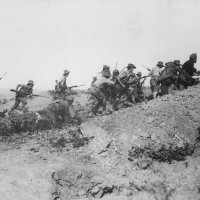 Australski vojnici jurišaju na otomanske položaje