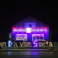 Na ogradi i pročelju kuće lampicama ispisao 'Znam da vam smeta'