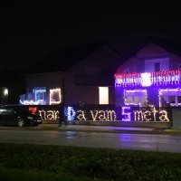 Na ogradi i pročelju kuće lampicama ispisao 'Znam da vam smeta'