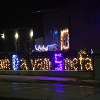 Na ogradi i pročelju kuće lampicama ispisao 'Znam da vam smeta'