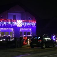 Na ogradi i pročelju kuće lampicama ispisao 'Znam da vam smeta'