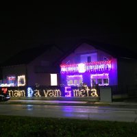 Na ogradi i pročelju kuće lampicama ispisao 'Znam da vam smeta'