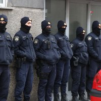 Dražen Keleminec pred stanom Tomislava Tomaševića pjeva Thompsonove pjesme