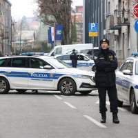 Dražen Keleminec pred stanom Tomislava Tomaševića pjeva Thompsonove pjesme