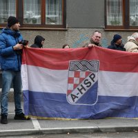 Dražen Keleminec pred stanom Tomislava Tomaševića pjeva Thompsonove pjesme