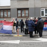 Dražen Keleminec pred stanom Tomislava Tomaševića pjeva Thompsonove pjesme