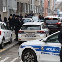 Dražen Keleminec pred stanom Tomislava Tomaševića pjeva Thompsonove pjesme