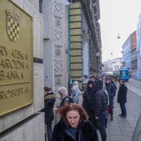 Redovi ispred HNB-a u Jurišićevoj radi zamjene kovanica kuna u eure