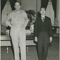 General MacArthur s japanskim carem Hirohitom