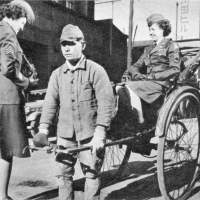 Američka vojnikinja u rikši kojom upravlja poraženi japanski vojnik