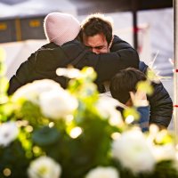 Ožalošćeni se okupljaju kako bi odali počast žrtvama požara na švicarskom skijalištu