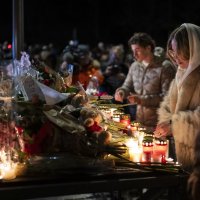 Ožalošćeni se okupljaju kako bi odali počast žrtvama požara na švicarskom skijalištu