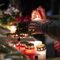 Ožalošćeni se okupljaju kako bi odali počast žrtvama požara na švicarskom skijalištu