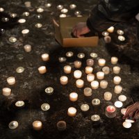 Ožalošćeni se okupljaju kako bi odali počast žrtvama požara na švicarskom skijalištu