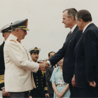 Pinochet se rukuje s američkim predsjednikom i nekadašnjim čelnikom CIA-e George H. W. Bushom