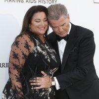 Pierce Brosnan i Keely Shaye Smith